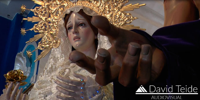 La mano del Stmo Cristo de la Luz del Mundo como marco para la cara de la Virgen del Mar.